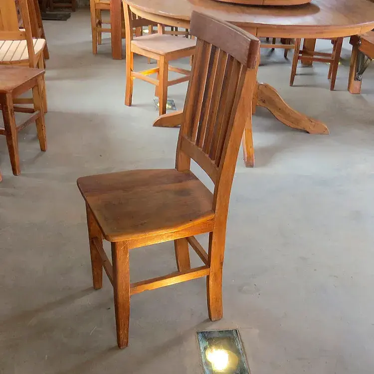 Cadeira com assento plano em peroba rosa, encosto anatômico e altura do assento de 0,45m.