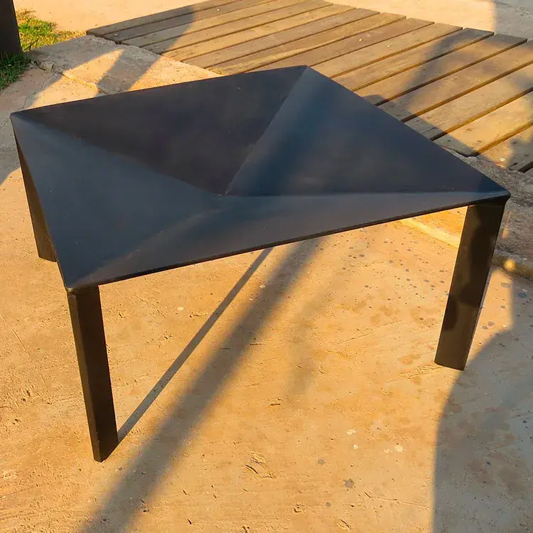Lareira externa em ferro com fundo cônico, dimensões 50x50cm, chapas de 4,70mm de espessura e pintura resistente a 600 °C.