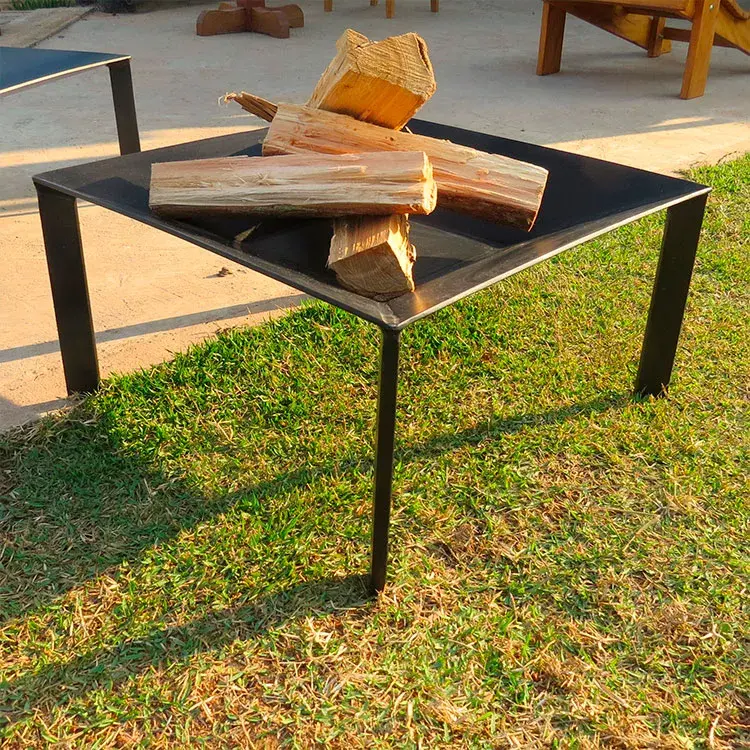 Lareira externa em ferro com centro plano de 20x20cm, dimensões 50x50cm, chapas de 4,70mm e pintura resistente a 600 °C.