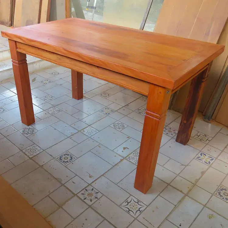 Mesa de peroba rosa com dimensões de 1,60m x 0,80m, estilo rústico, para até 6 lugares, acabamento premium.