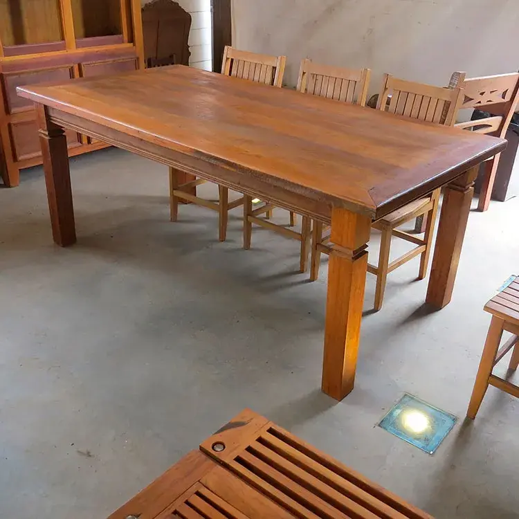 Mesa em madeira mista de demolição, dimensões 2,00m x 1,00m, para até 8 lugares, com acabamento rústico qualificado.