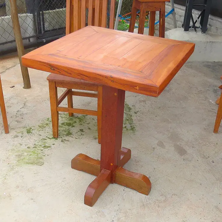 Vista lateral da mesa quadrada tipo bar em peroba rosa, dimensões 60cm x 60cm, altura de 72cm, madeira de demolição.