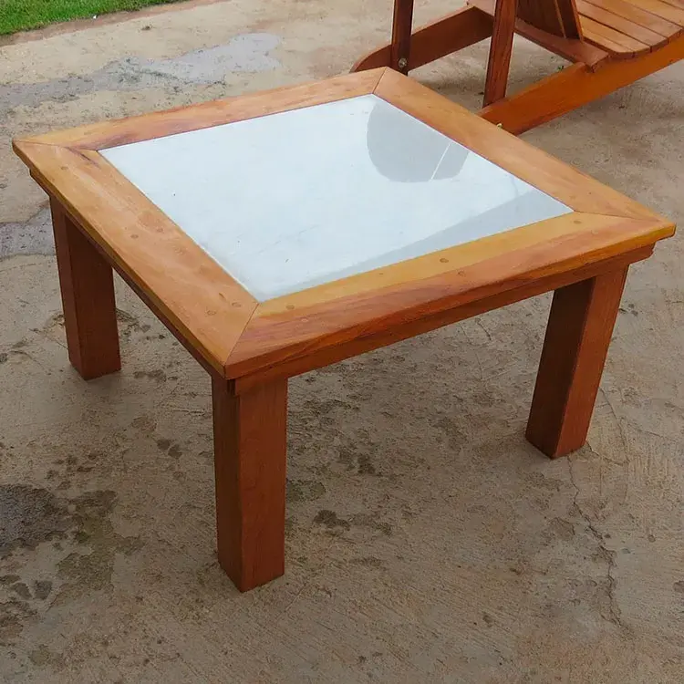 Mesa de centro com estrutura em peroba natural, tons de caramelo, e tampo em mármore branco polido. Dimensões: 70cm x 70cm x 40cm.
