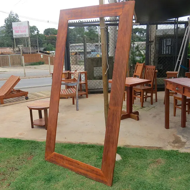 Moldura de espelho em peroba rosa, dimensões 2,00m x 1,00m, com acabamento rústico e elegante.