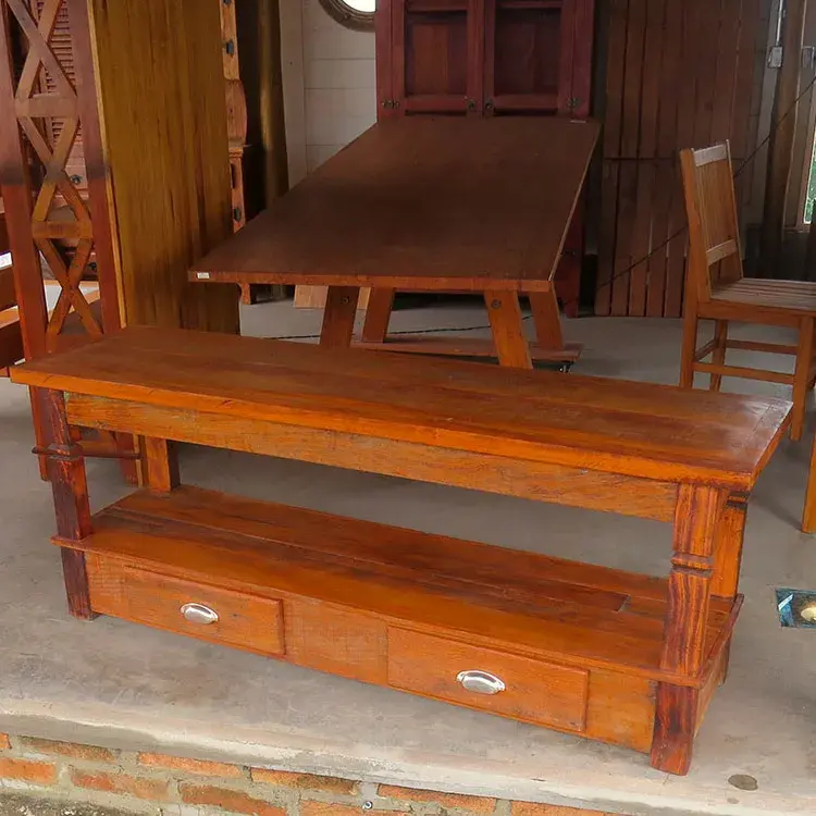 Rack rústico em peroba rosa, com 2 gavetas e puxadores padrão cobre, dimensões 1,60m x 0,55m x 0,40m.
