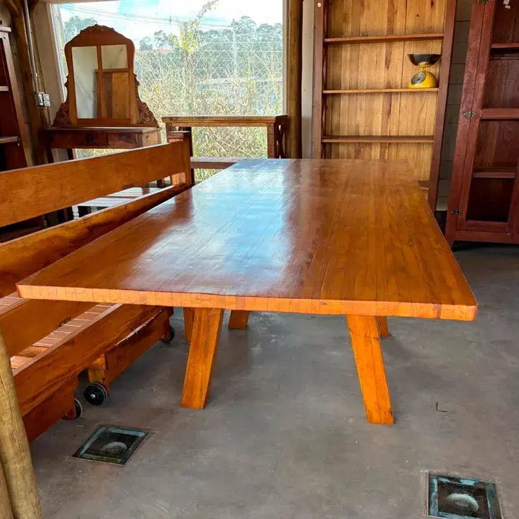 Mesa artesanal em peroba rosa de 2,50m x 1,00m, com feixe de réguas e detalhes em ferro fundido