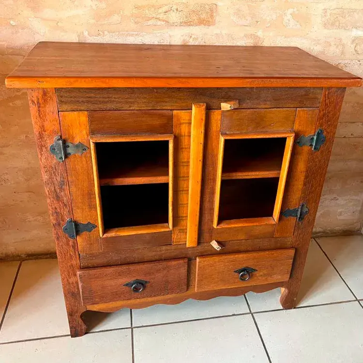 Mini armário baixo com portas de vidro e gavetas inferiores