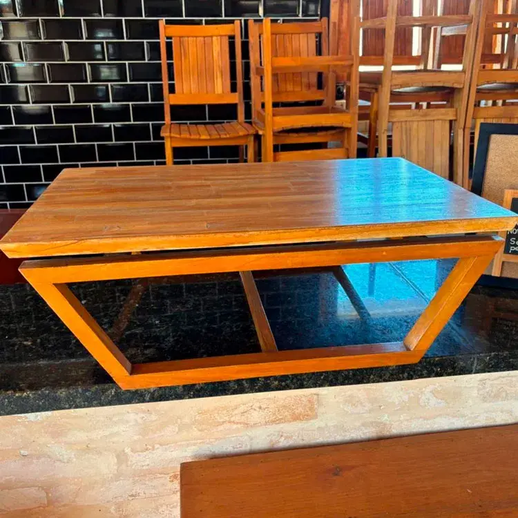Mini mesa de centro em peroba rosa e tampo em teca, vista frontal